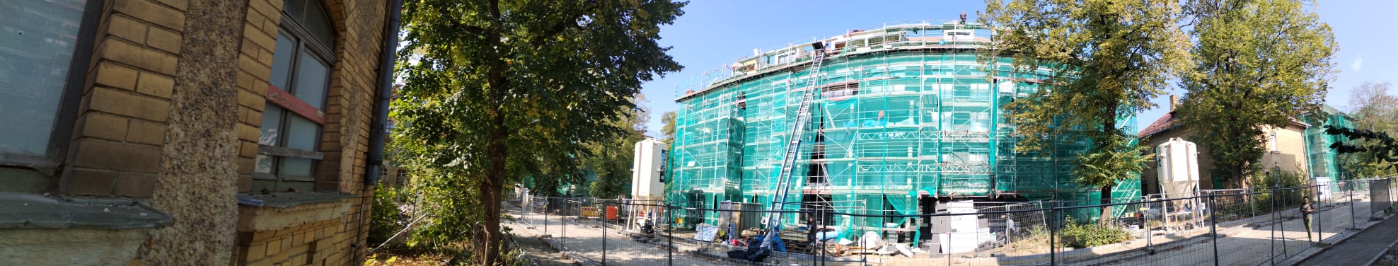 Fachada de um edifício com andaimes durante a renovação