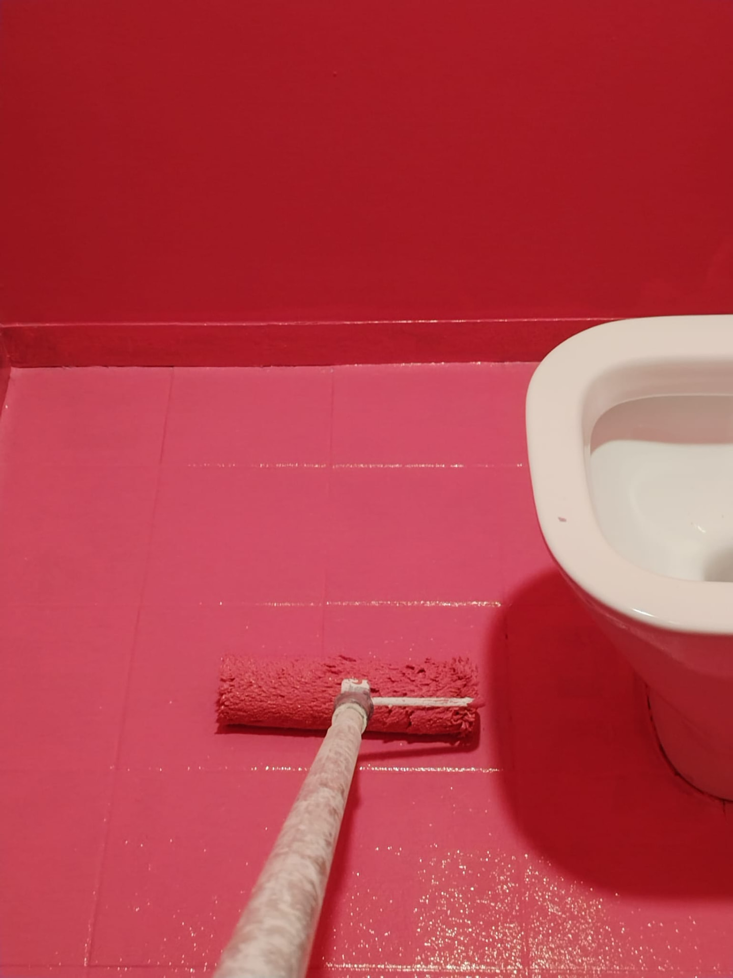 Aplicação de revestimento com rolo numa casa de banho